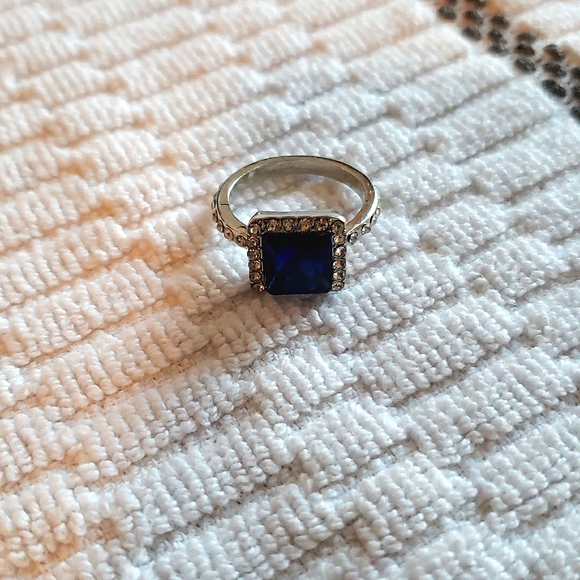 🎉💕HOST PICK!💕🎉 💎Costume jewlery square blue stone Ring - Size 7.5 - Picture 4 of 6